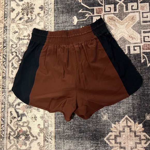 Abercrombie YBP motion TEK high rise lined workout shorts - Picture 2 of 3